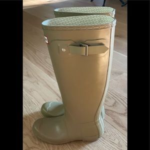 Hunter rain boots with adjustable calf. New condition.